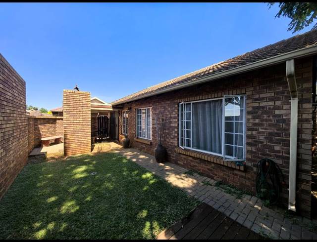 3 BEDROOM TOWNHOUSE FOR SALE IN MAGALIESKRUIN